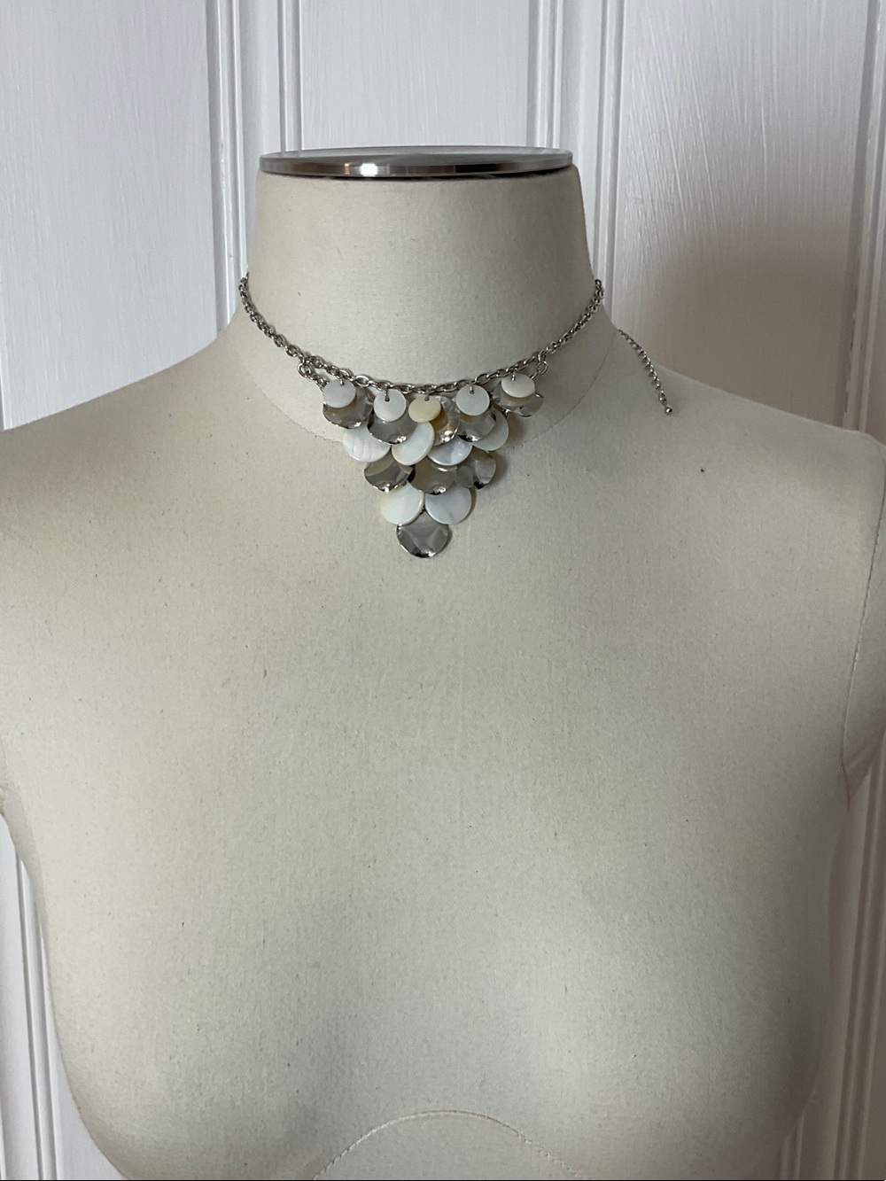 Shell-Disc Silver Choker Necklace - White/Silver